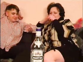 Пацан спаивает зрелую сучку и трахает её в волосатую пизду