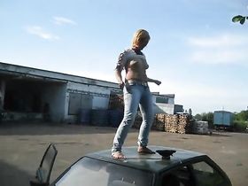 Пьяная девица танцует на машине и показывает сиськи и задницу