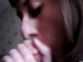 Носастая брюнетка старательно сосет другу член дома на камеру