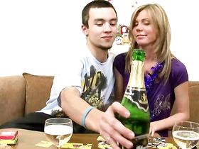 Молодую девушку понесло от шампанского и она занялась сексом