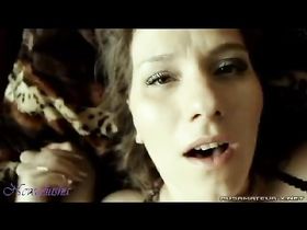 Полноватая жена в сетке занимается домашним сексом перед камерой