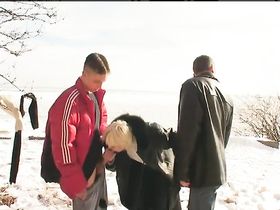 На берегу замерзшего озера зрелая блондинка отсосала двум пацанам