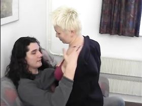 Белокурая мамка с короткой стрижкой стонет от члена паренька