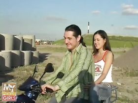 Русские пикаперы отвозят девку за город и трахают её по очереди