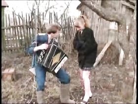 Солдат возвращается в деревню и трахает телку на свежем воздухе