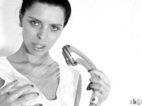 Одетая милфа с большими сиськами в душевой быстро подрочила киску