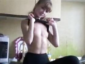 Раскрепощенная молодая домохозяйка показала сиси и писю на камеру