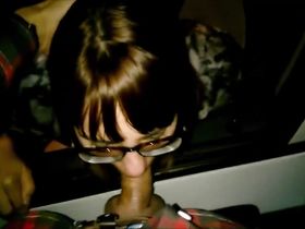 Через окно в машине ночью крутая очкастая телка сделала минет