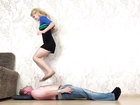 Разгневанная блондинка топчется и прыгает по своему любовнику