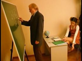 Старый препод трахает студентку, ведь она сама захотела секса