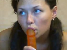 Брюнетка расставила ноги и помастурбировала бритую пилотку