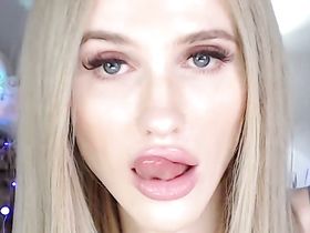 Соблазнительная блондинка зажигает в эротическом видео чате
