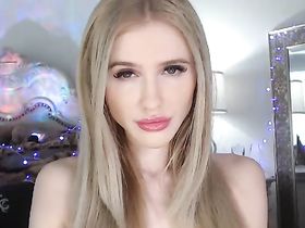 Стройная сучка в белых трусиках демонстрирует влажный язык на вебку