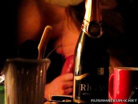 Через окно любопытный тип подсматривает за сексом русской пары