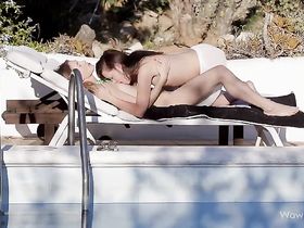 На улице у бассейна красивые лесбиянки предались однополой любви