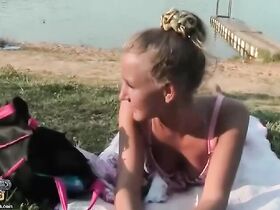 На пляже пикапнули смазливую блондинку и трахнули в разрушенном здании